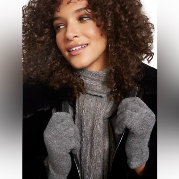 NEW YORK & COMPANY 2-PIECE CABLE KNIT SCARF & GLOVES - RED (NEW WITH TAGS) - Picture 3 of 3